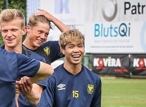 Cong Phuong mai me dung dien thoai khi tap luyen va uong cafe hinh anh