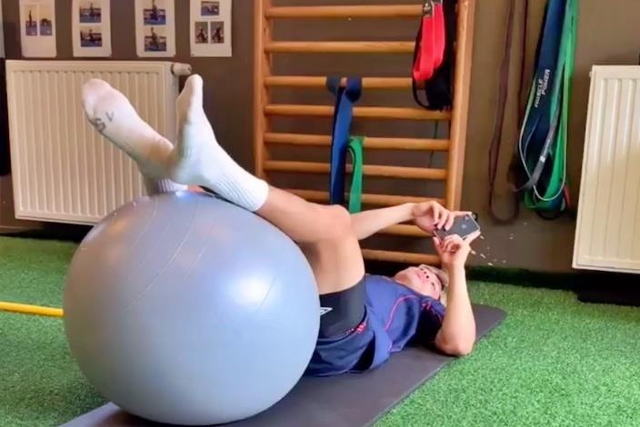 Cong Phuong bi dong doi 'boc me' khi cam mat vao dien thoai hinh anh