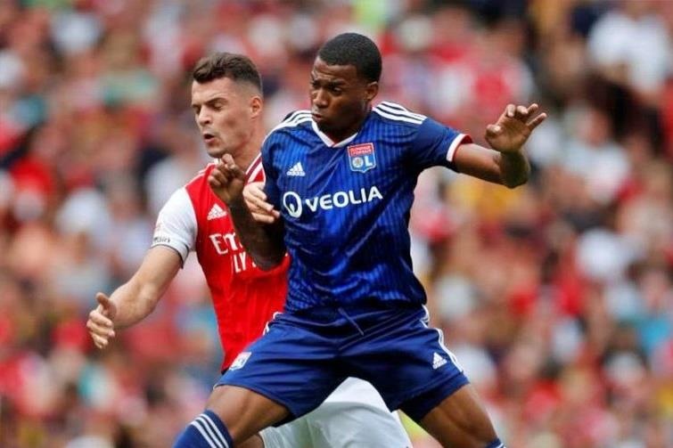 Lyon vo dich Emirates Cup khi thang nguoc dong 2-1 Arsenal hinh anh