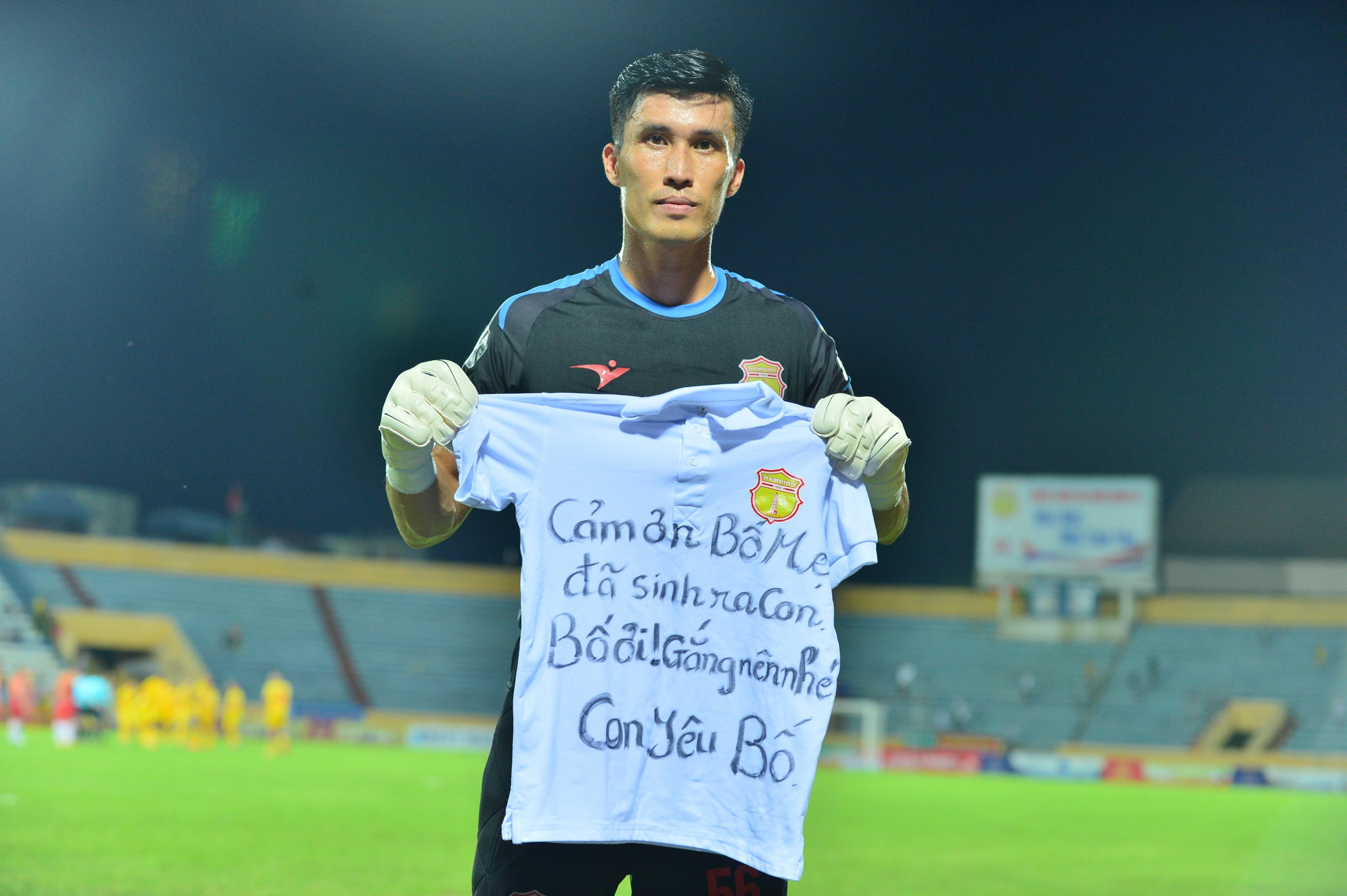 thu mon Dinh Xuan Viet gio ao cam on bo me anh 1