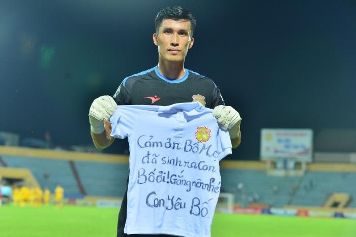 Thu mon lon tuoi nhat V.League tu choi nhan quyen gop du bo om nang hinh anh