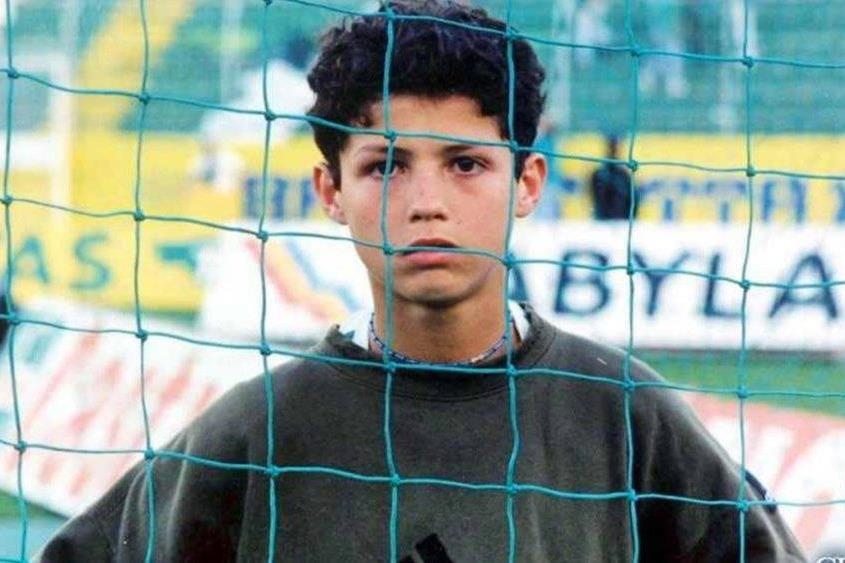 Vi sao Ronaldo da nem ghe ve phia giao vien cua minh? hinh anh