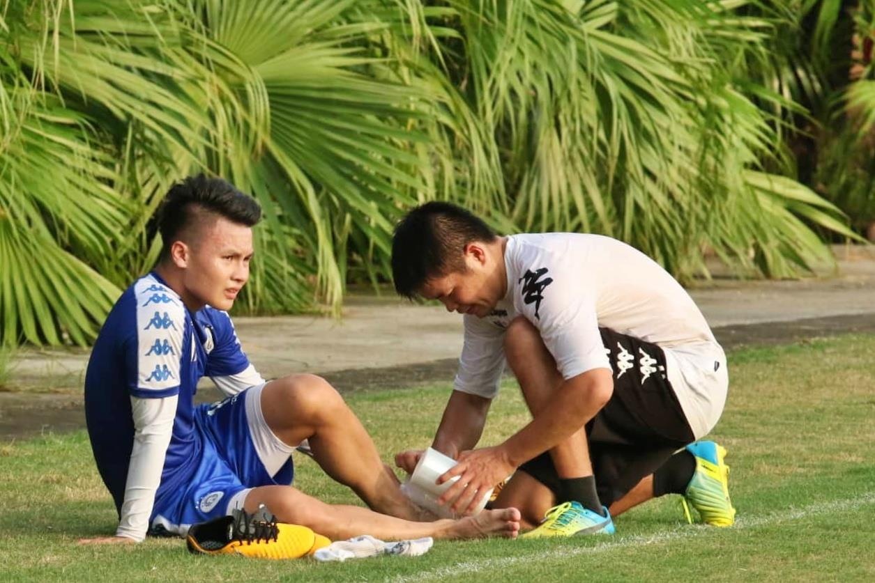 Quang Hai tap tenh roi buoi tap cua CLB Ha Noi vi chan thuong hinh anh