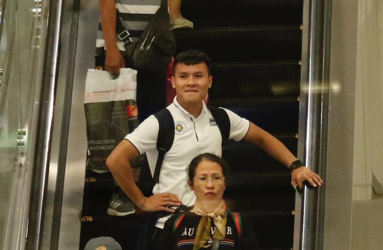 Quang Hai voi roi san bay ve hoi quan cung tuyen Viet Nam hinh anh