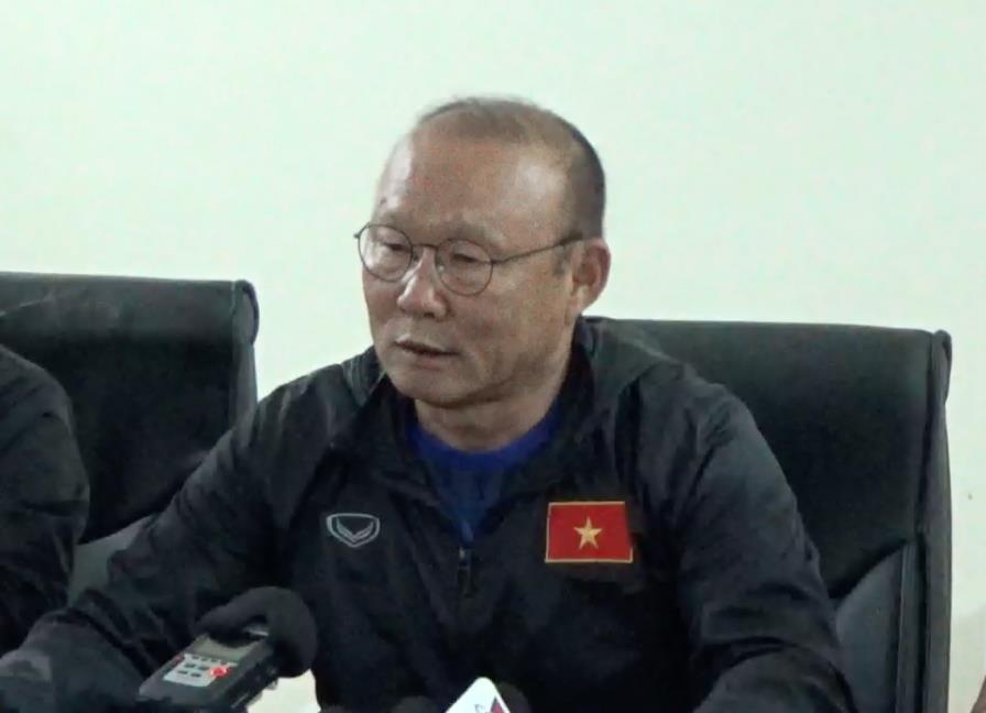 HLV Park bat ngo to chuc hop bao vi Doan Van Hau hinh anh