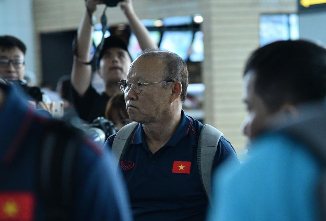 Thay tro HLV Park tao con sot ngay len duong sang Thai Lan hinh anh