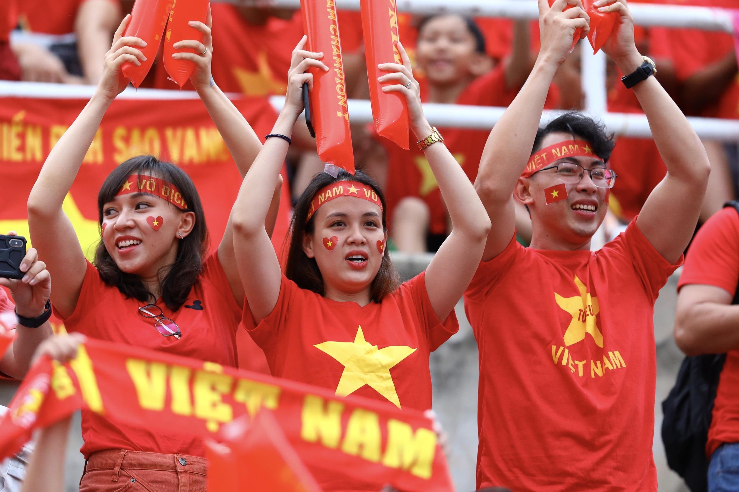 CĐV Việt Nam cuồng nhiệt trong trận gặp Thái Lan ảnh 2 CDV Viet Nam cuong nhiet trong tran gap Thai Lan anh 2