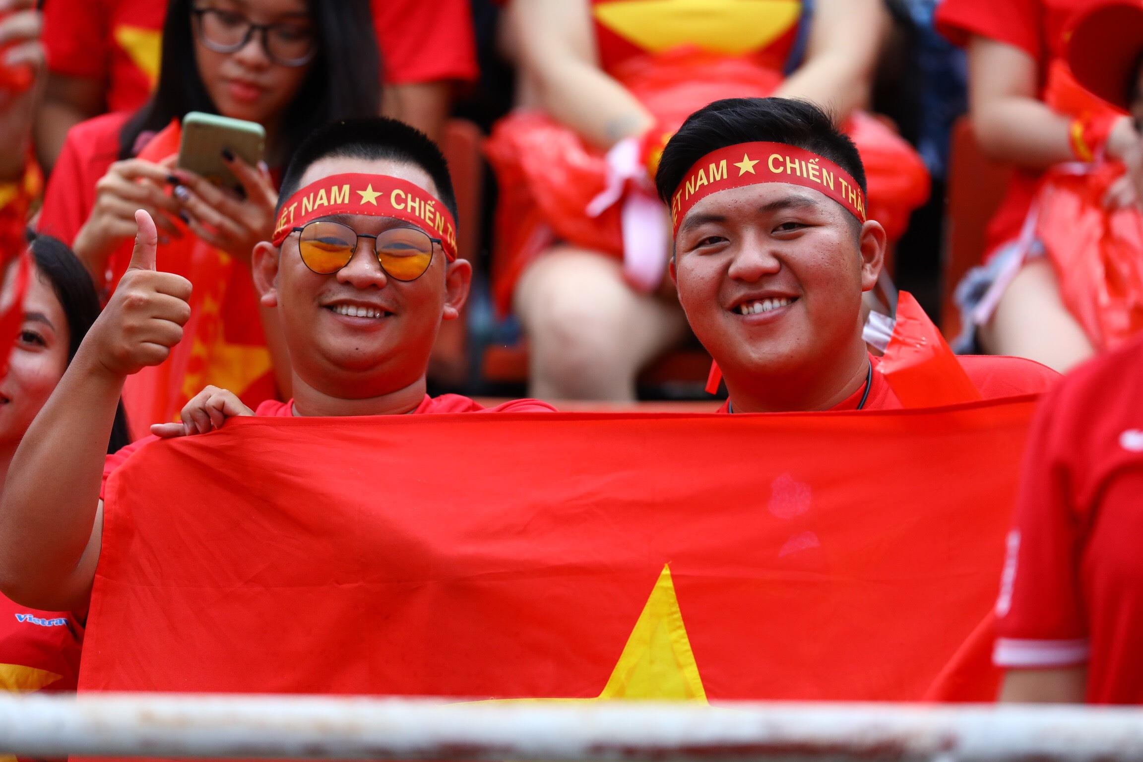 CĐV Việt Nam cuồng nhiệt trong trận gặp Thái Lan ảnh 3 CDV Viet Nam cuong nhiet trong tran gap Thai Lan anh 3