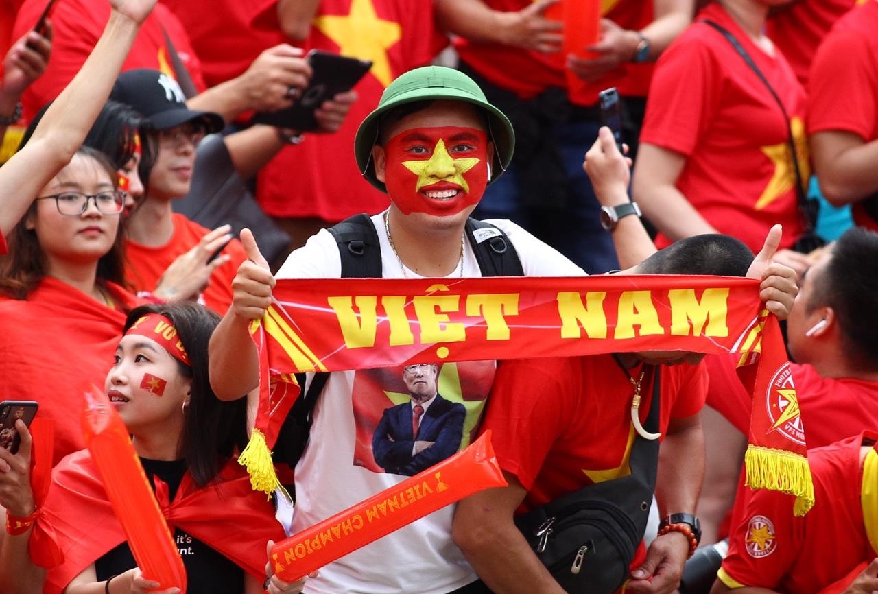 CĐV Việt Nam cuồng nhiệt trong trận gặp Thái Lan ảnh 4 CDV Viet Nam cuong nhiet trong tran gap Thai Lan anh 4