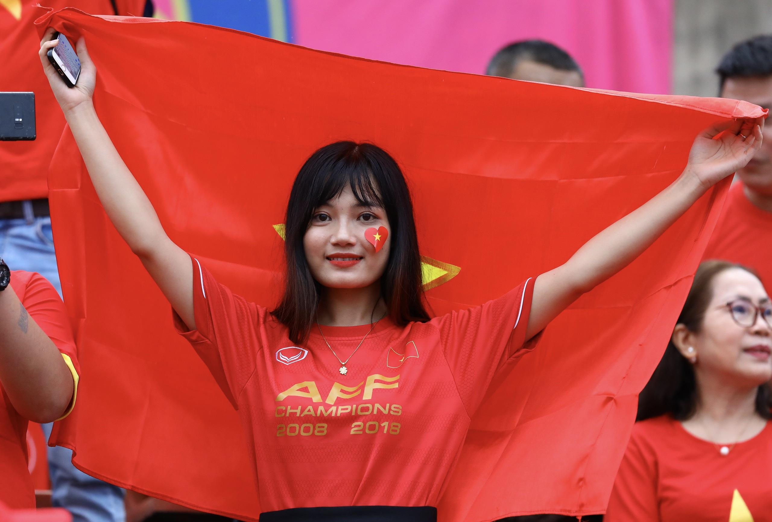CĐV Việt Nam cuồng nhiệt trong trận gặp Thái Lan ảnh 1 CDV Viet Nam cuong nhiet trong tran gap Thai Lan anh 1