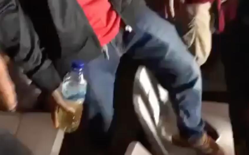 CDV Indonesia nem chai nuoc ban vao CDV Malaysia hinh anh