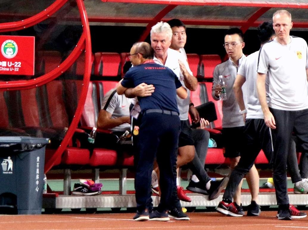 HLV Park Hang-seo om cham Guus Hiddink sau tran dau hinh anh