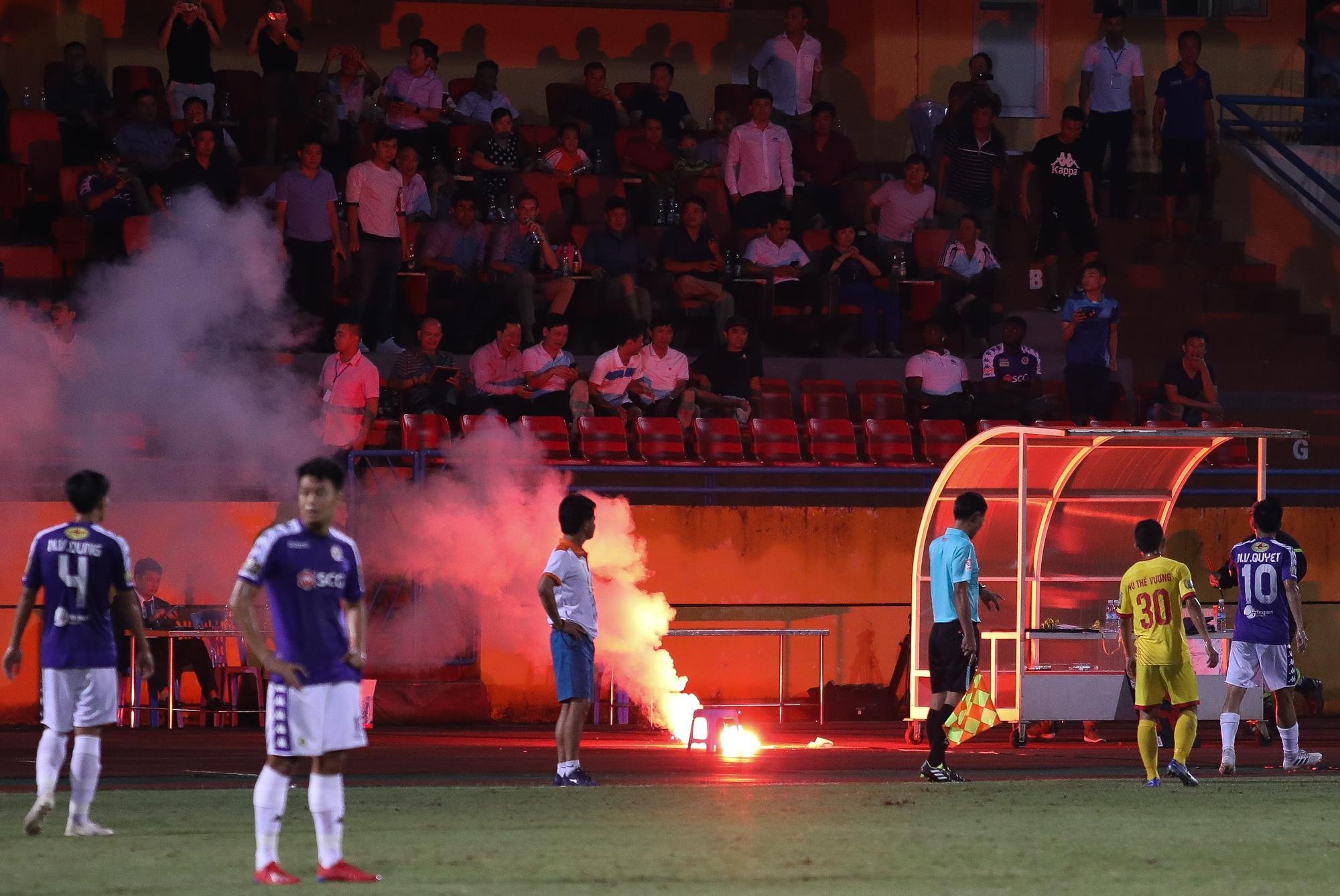 CDV va CLB Nam Dinh co the bi xu phat vu dot phao sang ra sao hinh anh