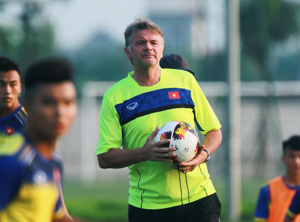 HLV Troussier hai long voi toc do thich nghi cua U19 Viet Nam hinh anh