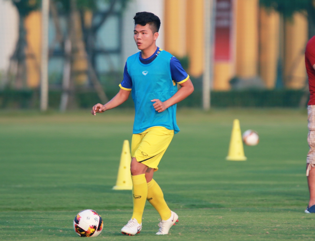 Cau thu U19 Viet Nam thuc hien nhuan nhuyen bai tap ban bat nho hinh anh