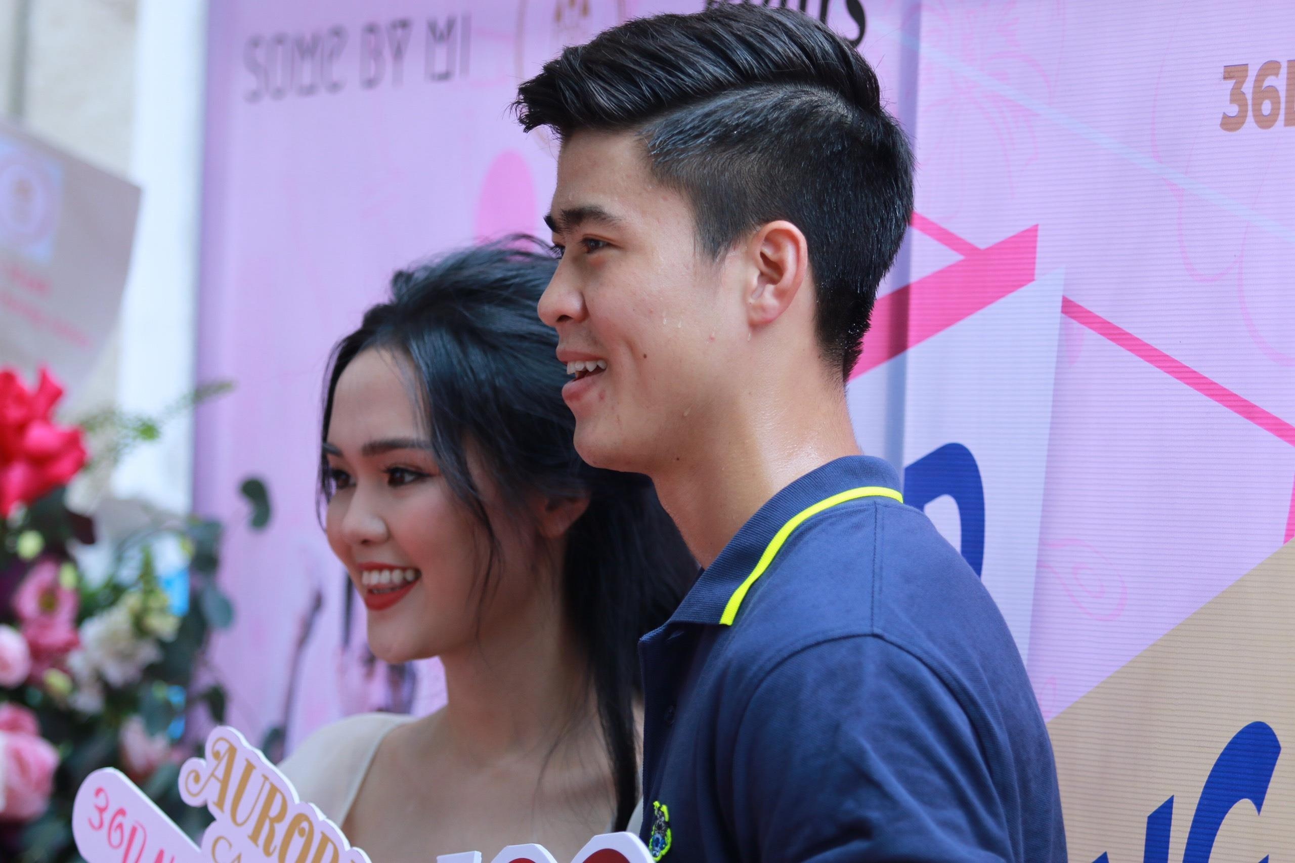 Duy Manh cung ban gai tat bat trong ngay khai truong cua hang hinh anh