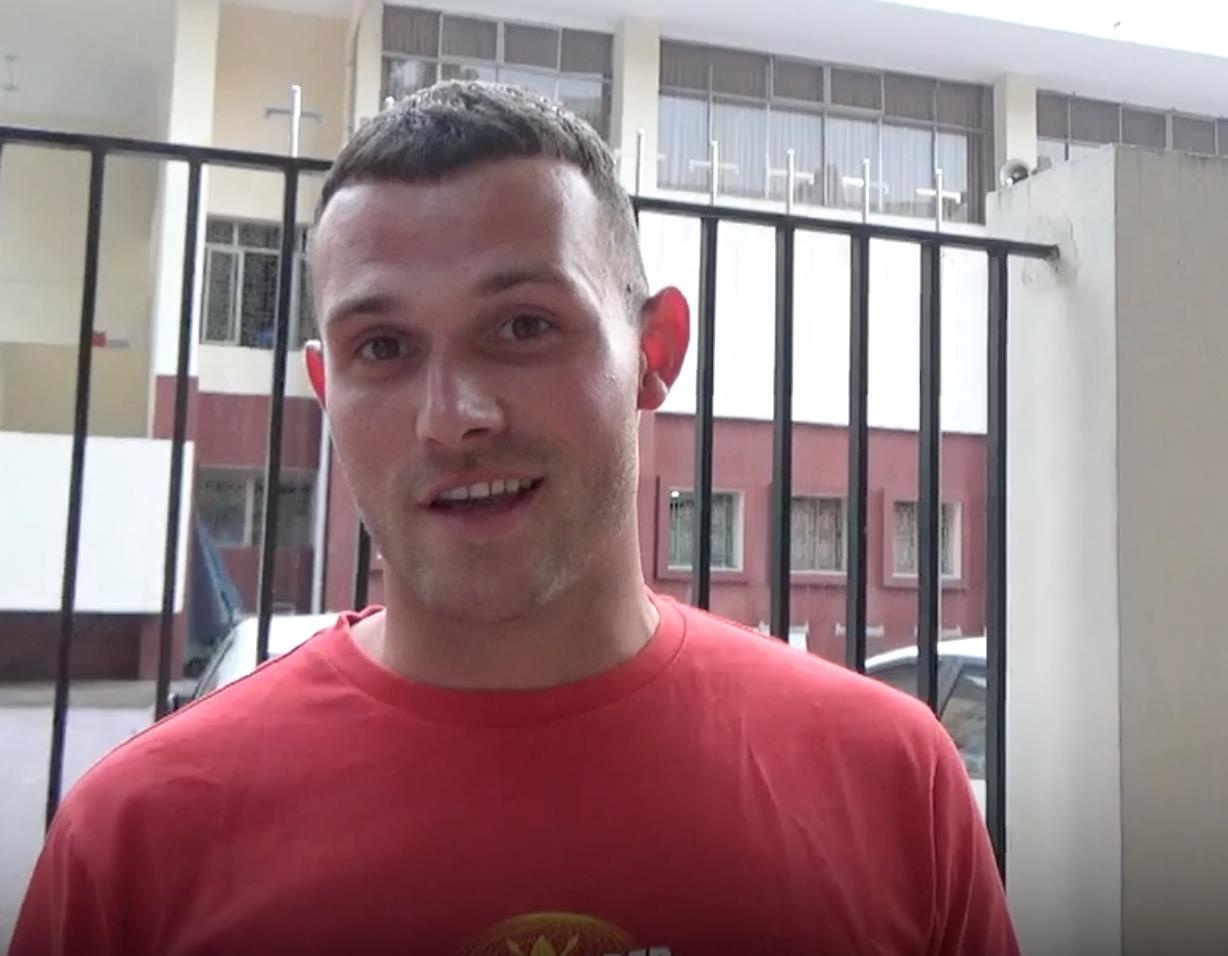 Co dong vien nghi gi khi bi cam vao san Hang Day? hinh anh