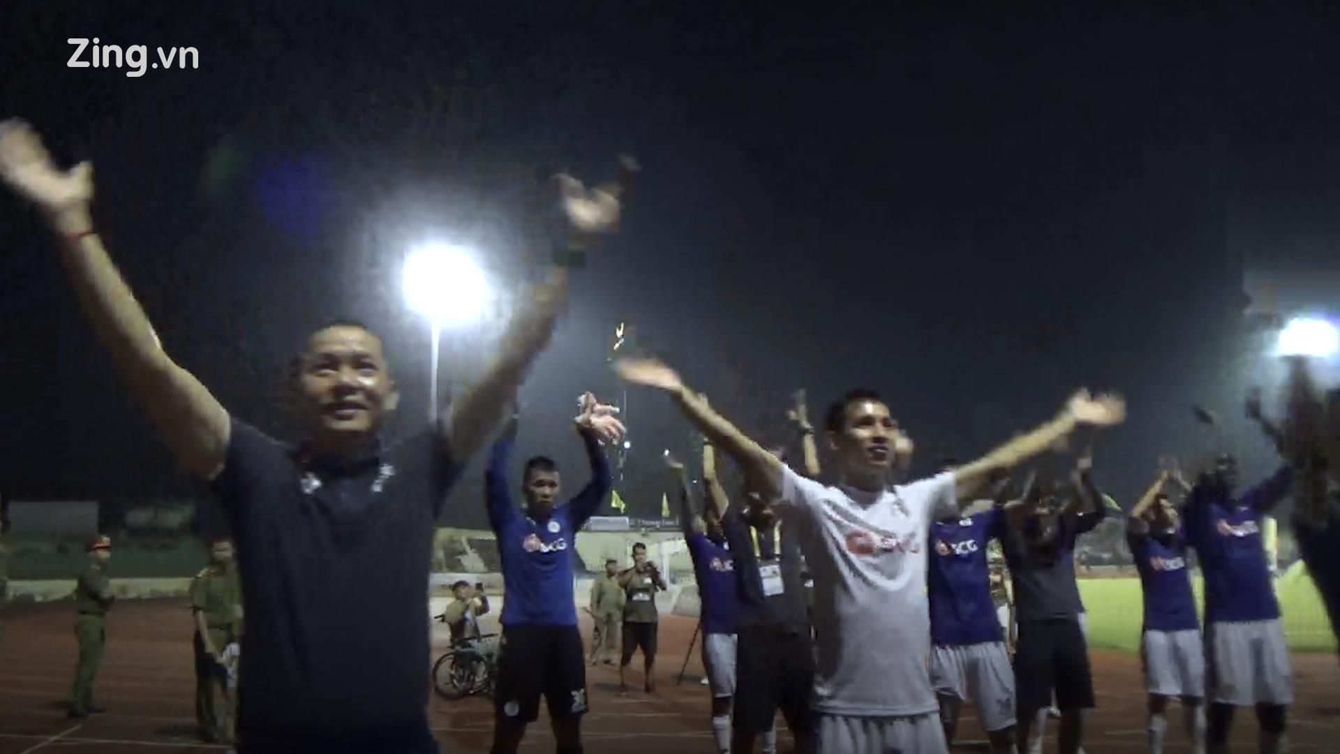 CLB Ha Noi an mung chuc vo dich som tren san Vinh hinh anh