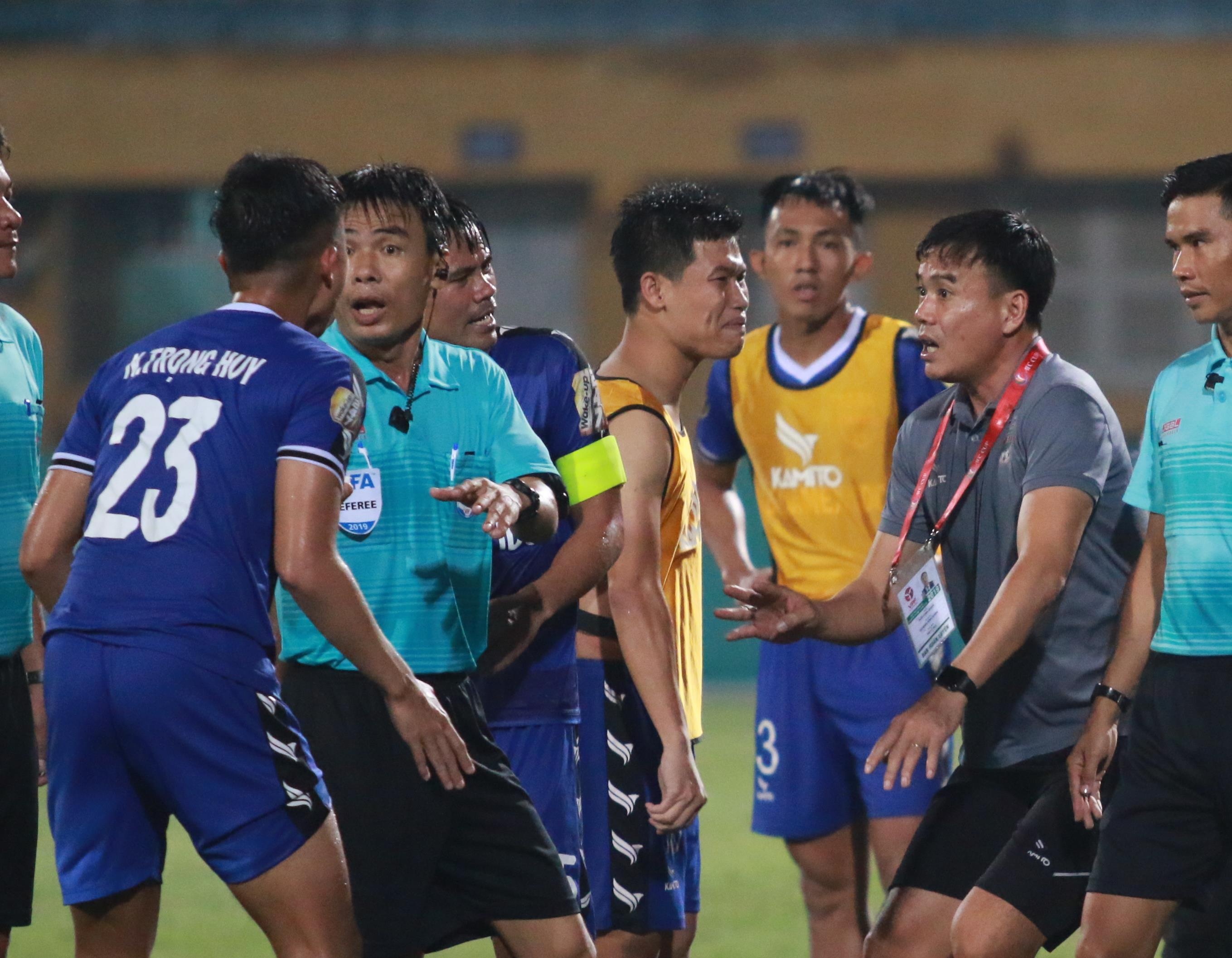 CLB Binh Duong uy hiep trong tai tren san Hang Day hinh anh