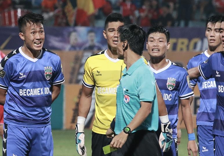 Cau thu Binh Duong phan ung du doi vi trong tai be coi hinh anh