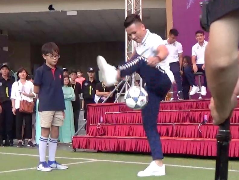 Quang Hai nhan duoc su tan thuong sau man tang bong hinh anh