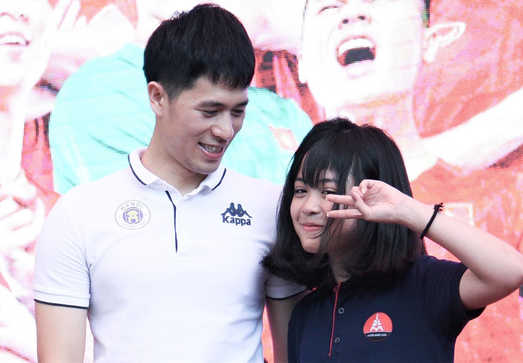 Dinh Trong nhan duoc nhieu loi to tinh cua fan nu hinh anh