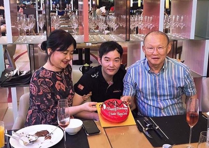HLV Park du tiec sinh nhat cung gia dinh va dong nghiep hinh anh
