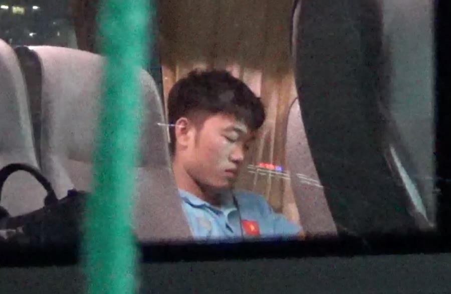 Xuan Truong ngoi lang le tren xe cho dong doi ra ve hinh anh