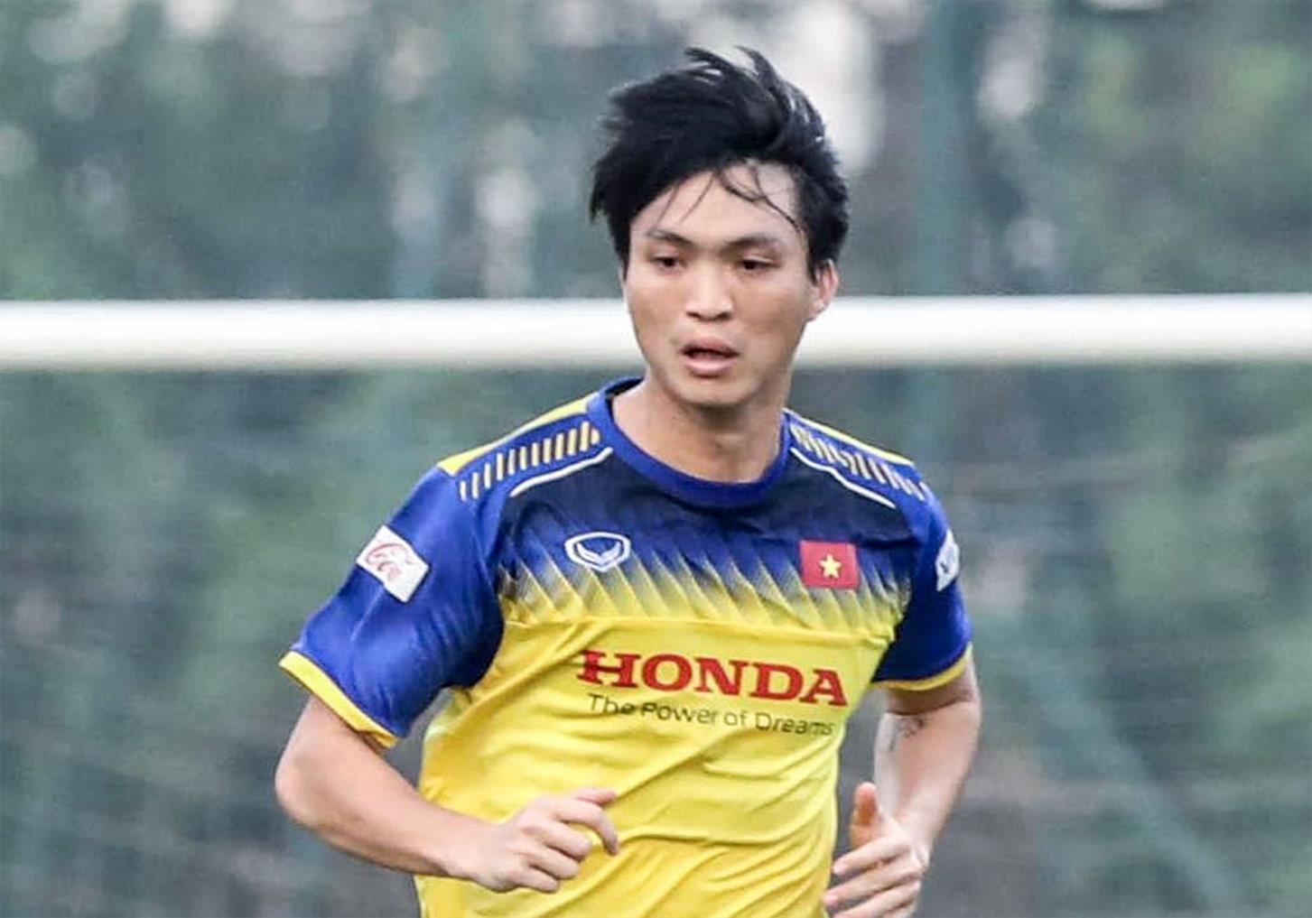 Tuan Anh lam mau cho dong doi trong bai tap moi cua HLV Park hinh anh