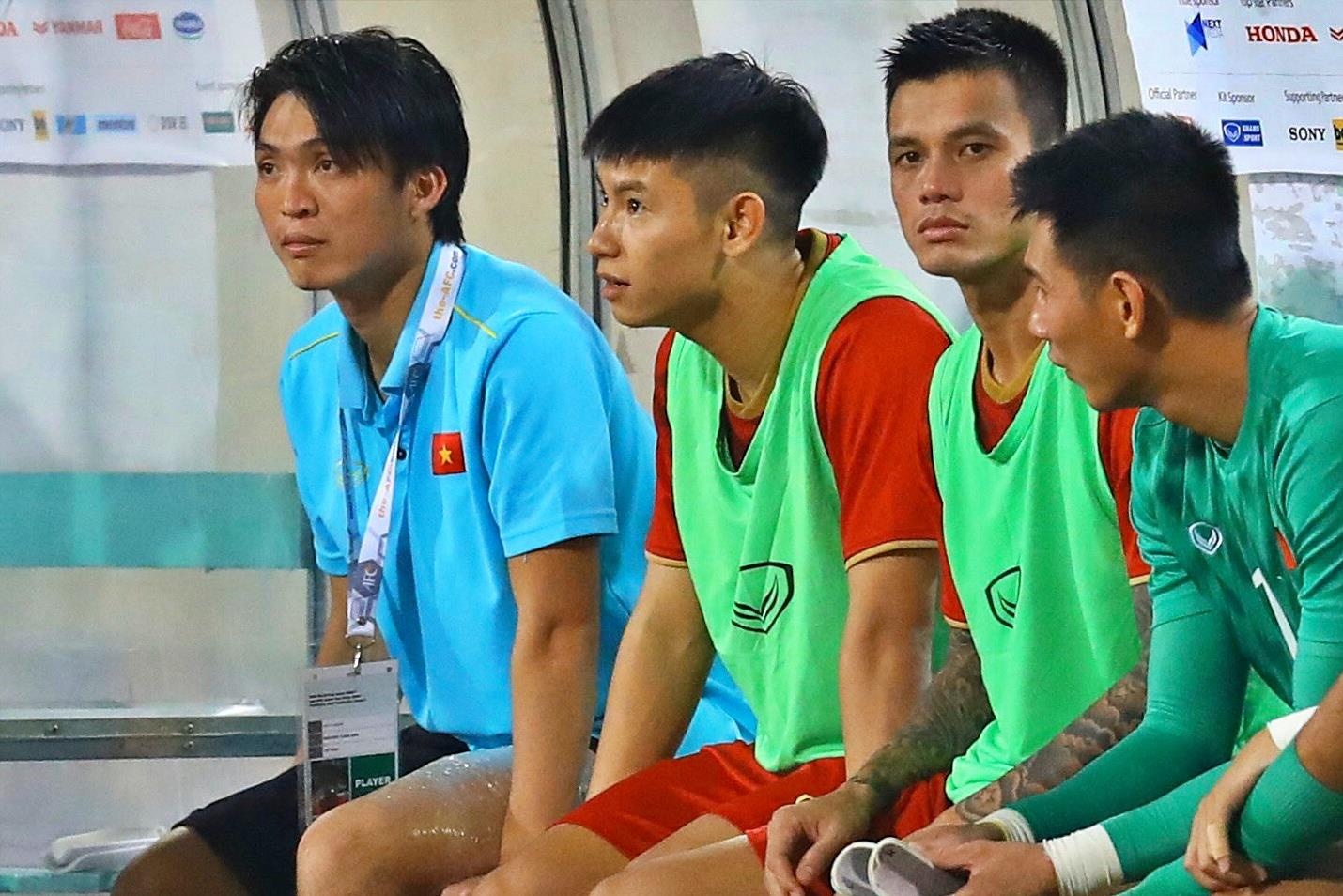 Tuan Anh dinh chan thuong sau 45 phut thi dau truoc Malaysia hinh anh