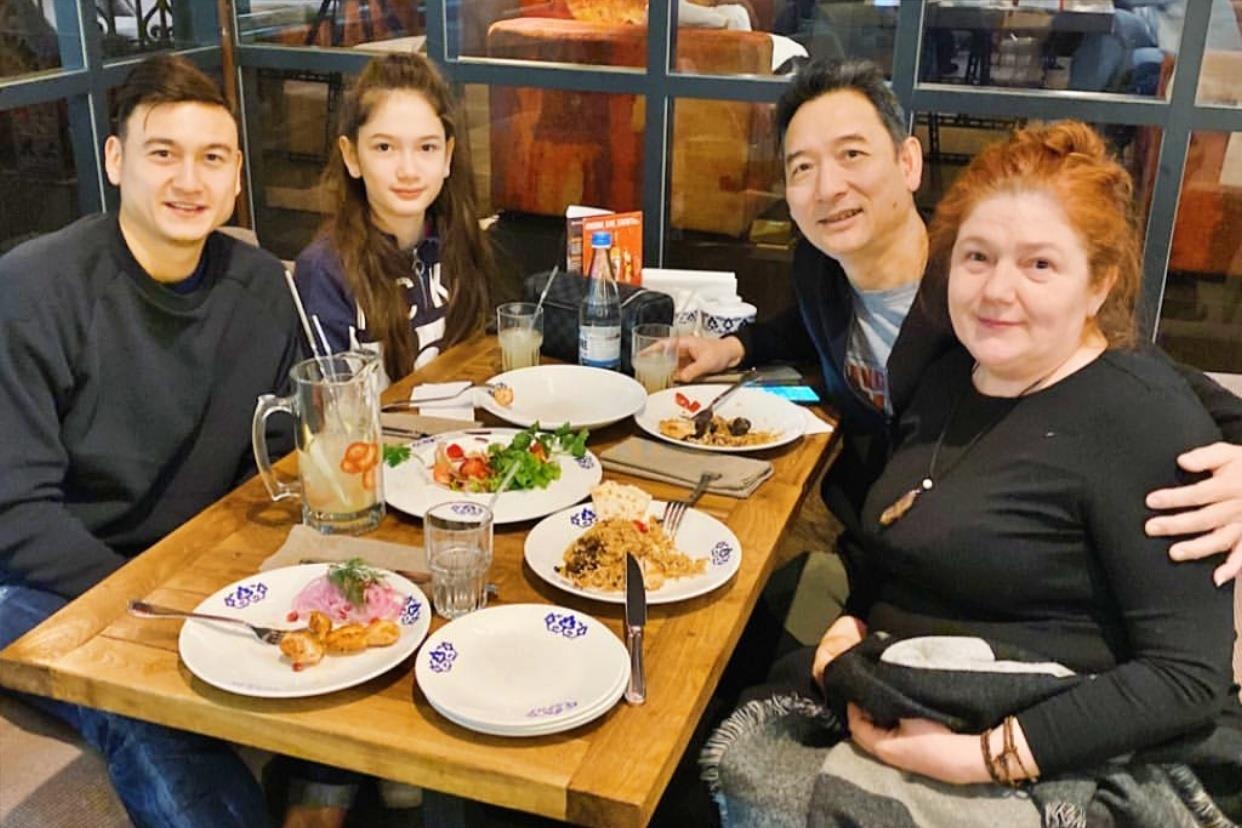 Van Lam cuoi hanh phuc ben gia dinh sau hai nam xa nha hinh anh