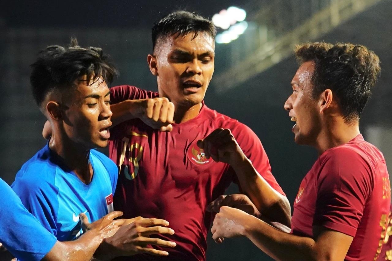 Cau thu U22 Singapore va Indonesia au da sau pha choi xau hinh anh