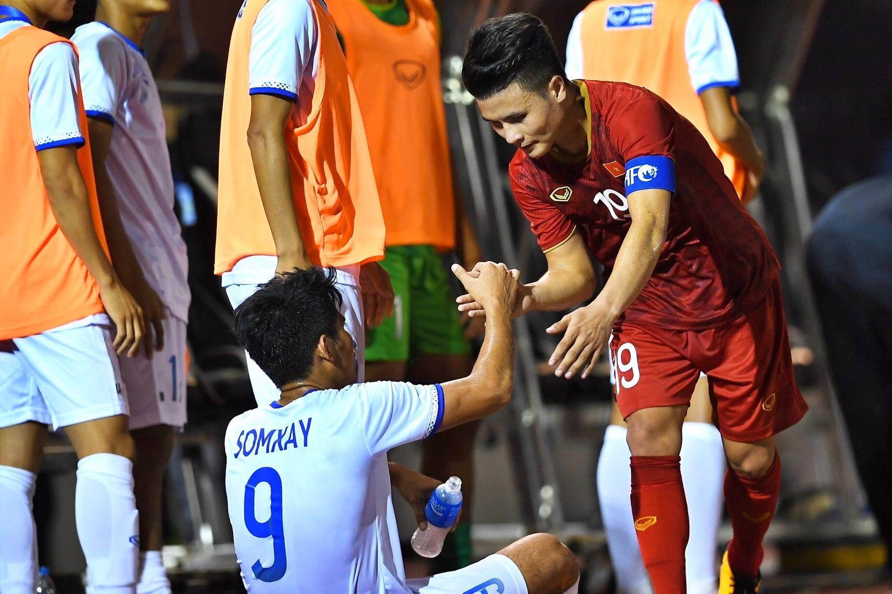 Quang Hai dong vien cau thu U22 Lao sau tran thua 1-6 hinh anh