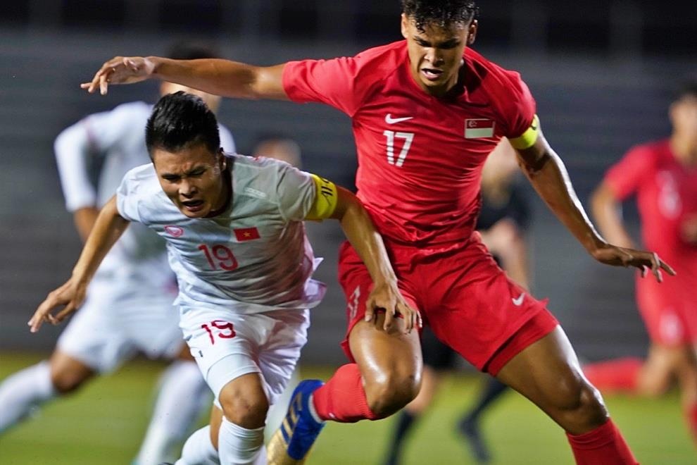 Quang Hai bi dau roi san sau gan 20 phut gap Singapore hinh anh