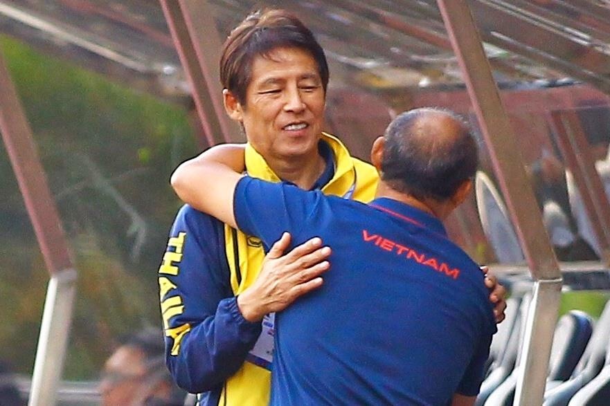 HLV Park chu dong om HLV Nishino truoc them dai chien hinh anh