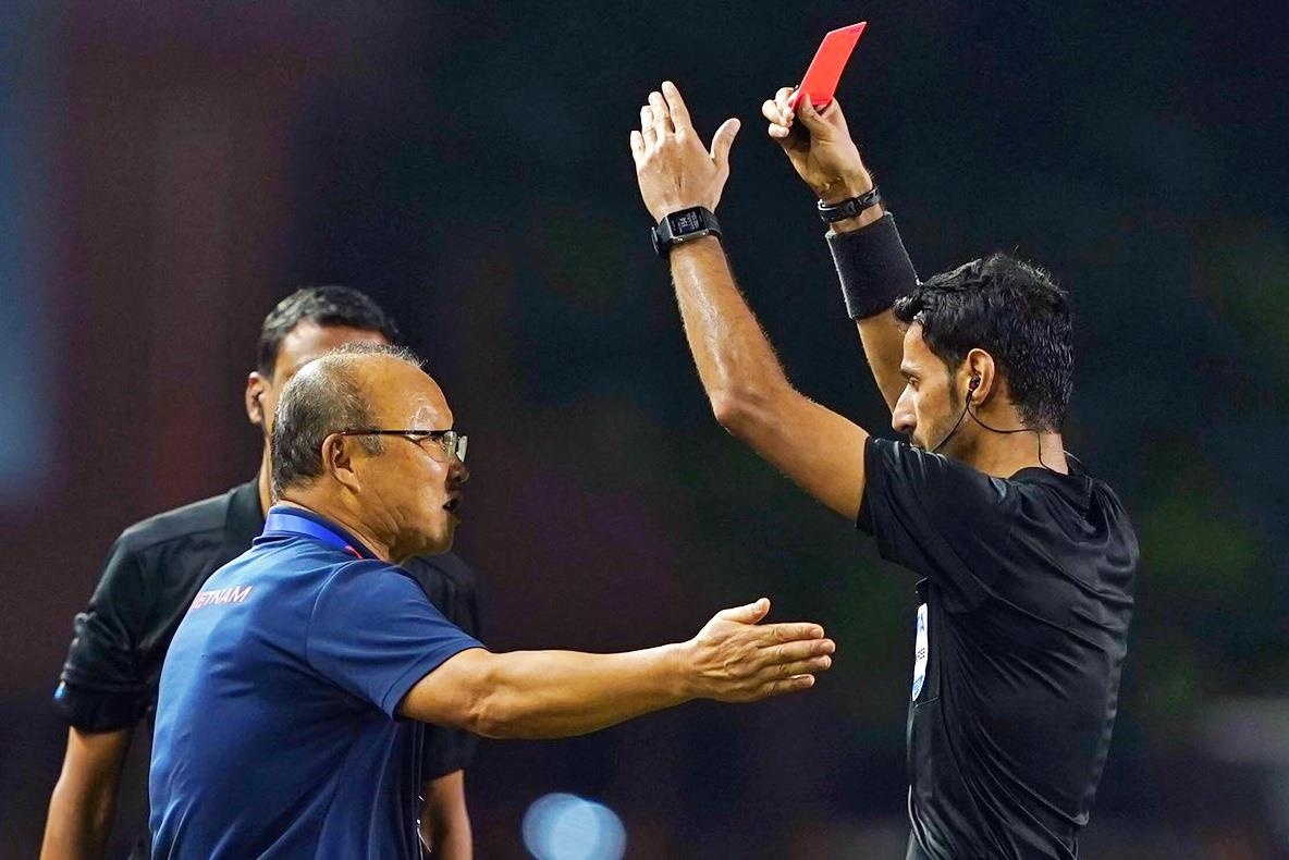 HLV Park nhan the do trong tran chung ket voi Indonesia hinh anh