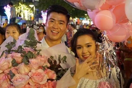 Duy Manh cau hon Quynh Anh tren pho di bo hinh anh