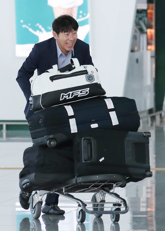 HLV Shin Tae-yong,  HLV Park Hang-seo,  U23 chau A 2020,  doi tuyen Indonesia,  doi tuyen Viet Nam anh 1