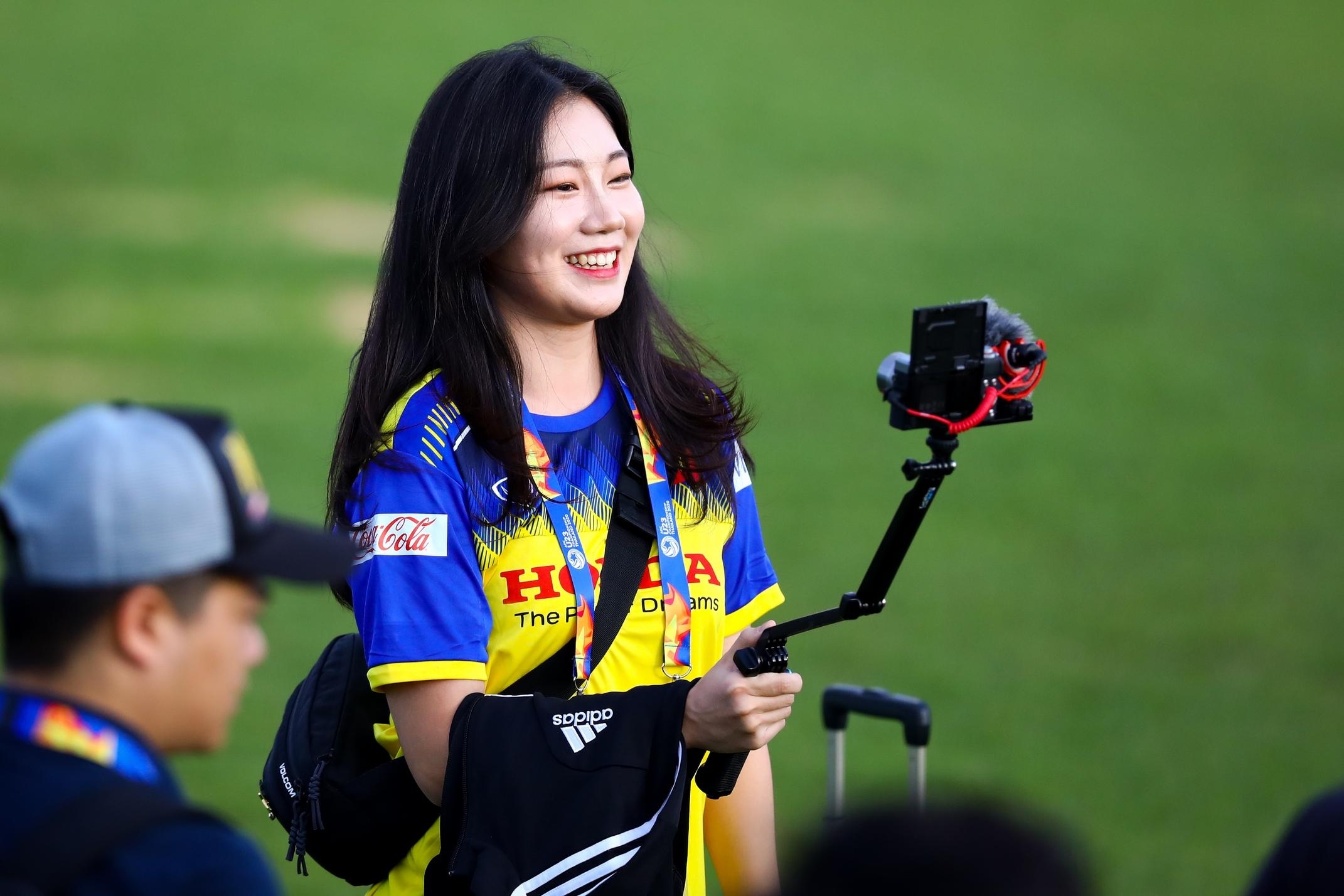 nu phong vien Han Quoc,  Cha Yoon-kyung,  U23 Viet Nam,  Park Hang-seo anh 1