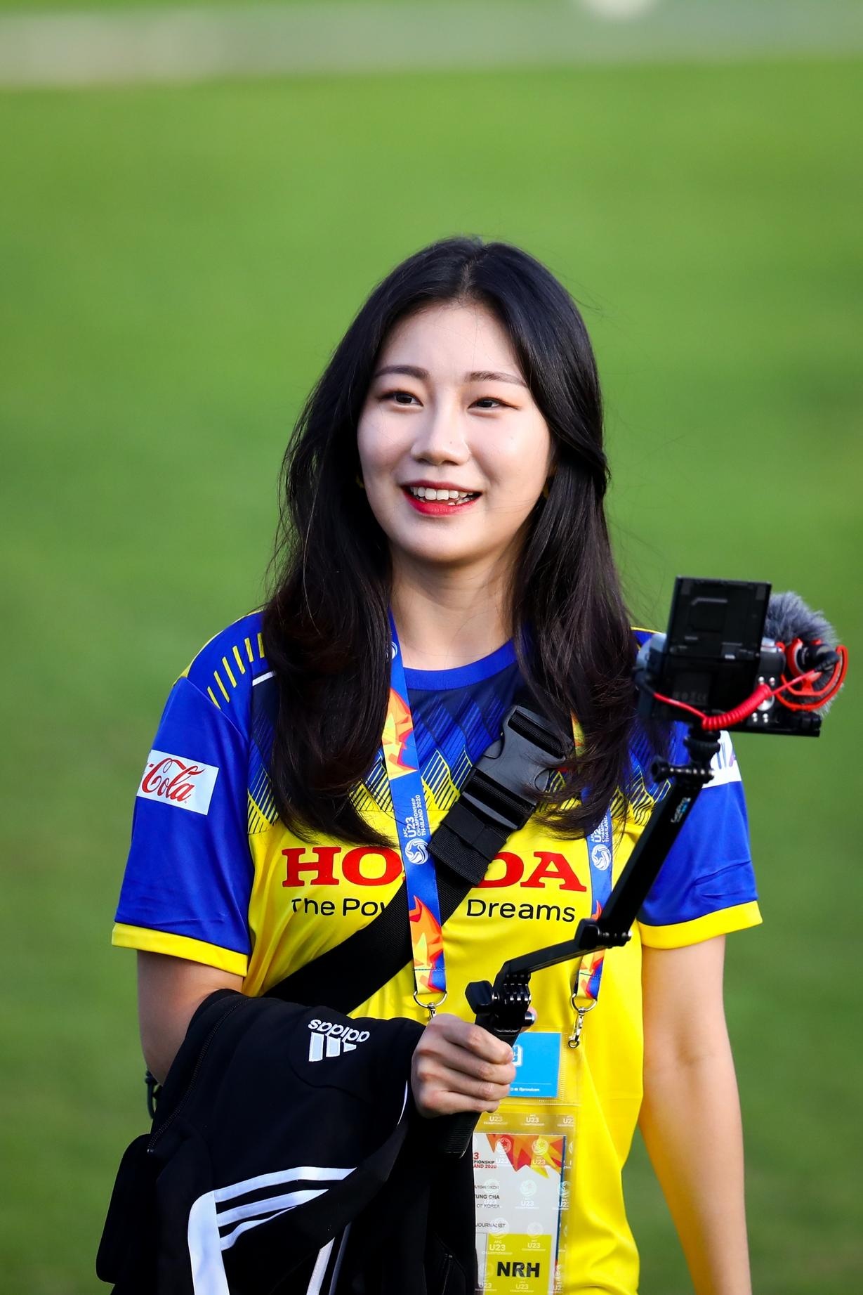 nu phong vien Han Quoc,  Cha Yoon-kyung,  U23 Viet Nam,  Park Hang-seo anh 2