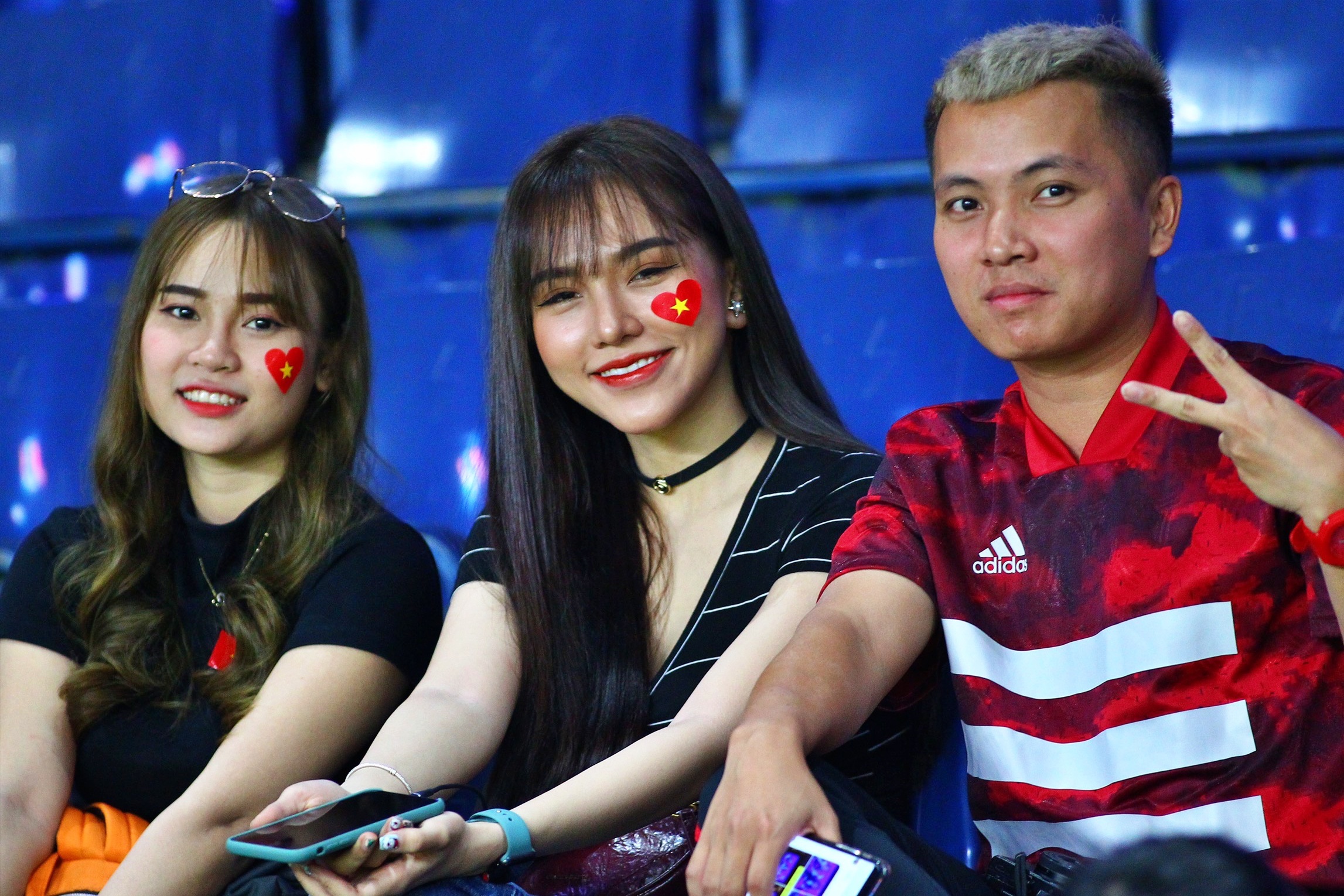 Ban gai Hoang Duc den co vu U23 Viet Nam doi dau Jordan hinh anh