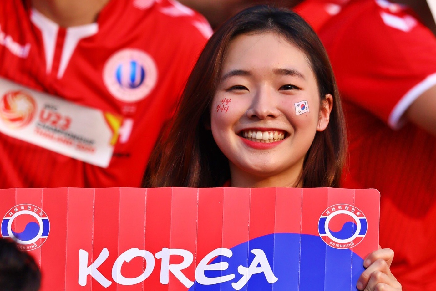 CDV Han Quoc nhuom do khan dai, cho doi nha gianh ngoi nhat bang hinh anh