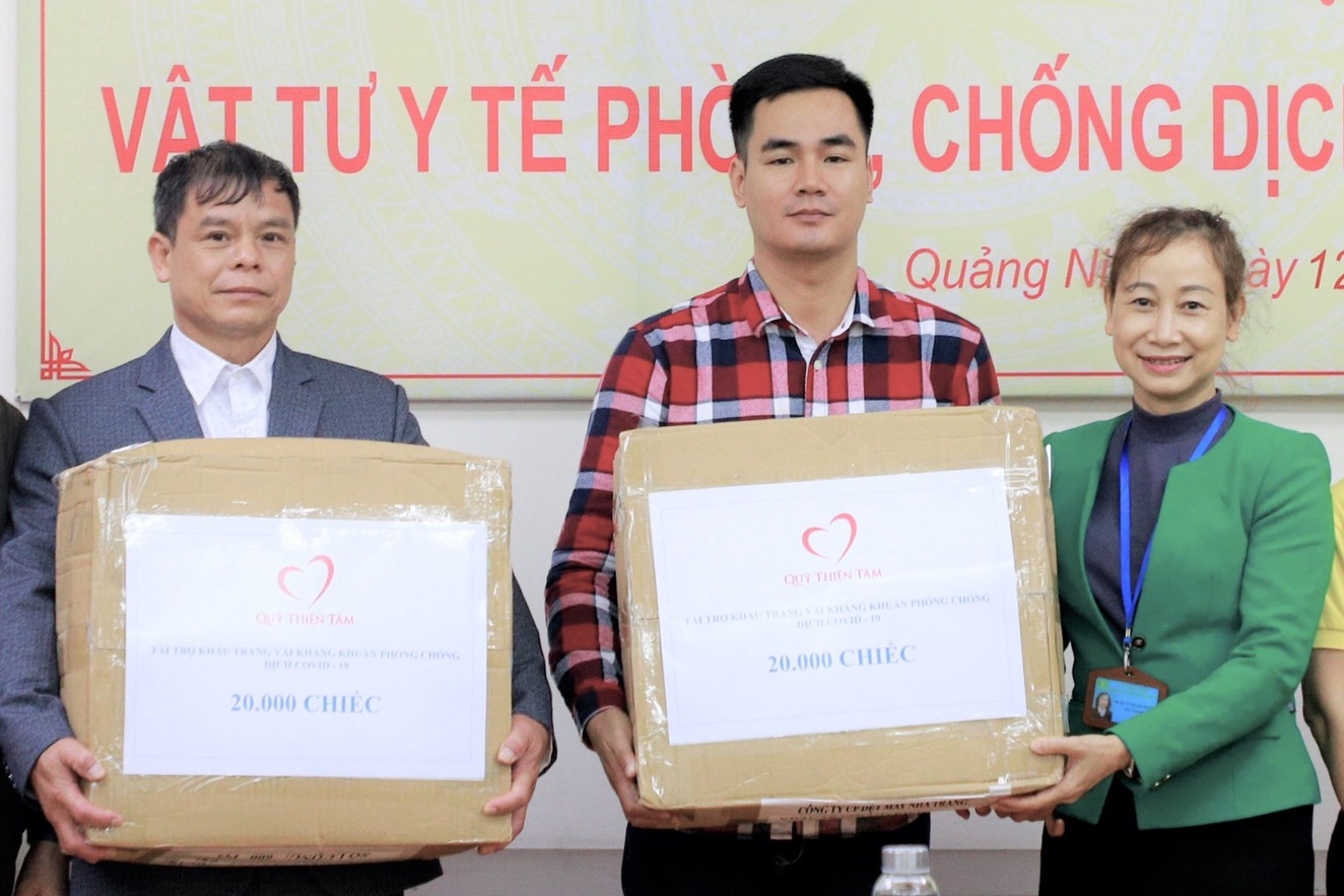 Trao tang 140.000 khau trang cho nguoi dan 7 tinh bien gioi hinh anh