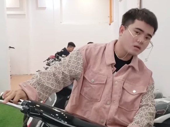 Video - Trao luu TikToker 'bien hinh' ben xe dien Dibao hinh anh