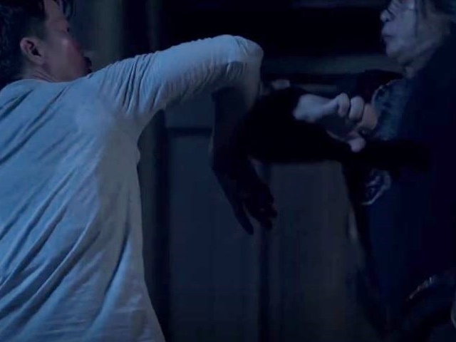 Video - Canh doi dau kich tinh trong 'Dinh mu suong' hinh anh