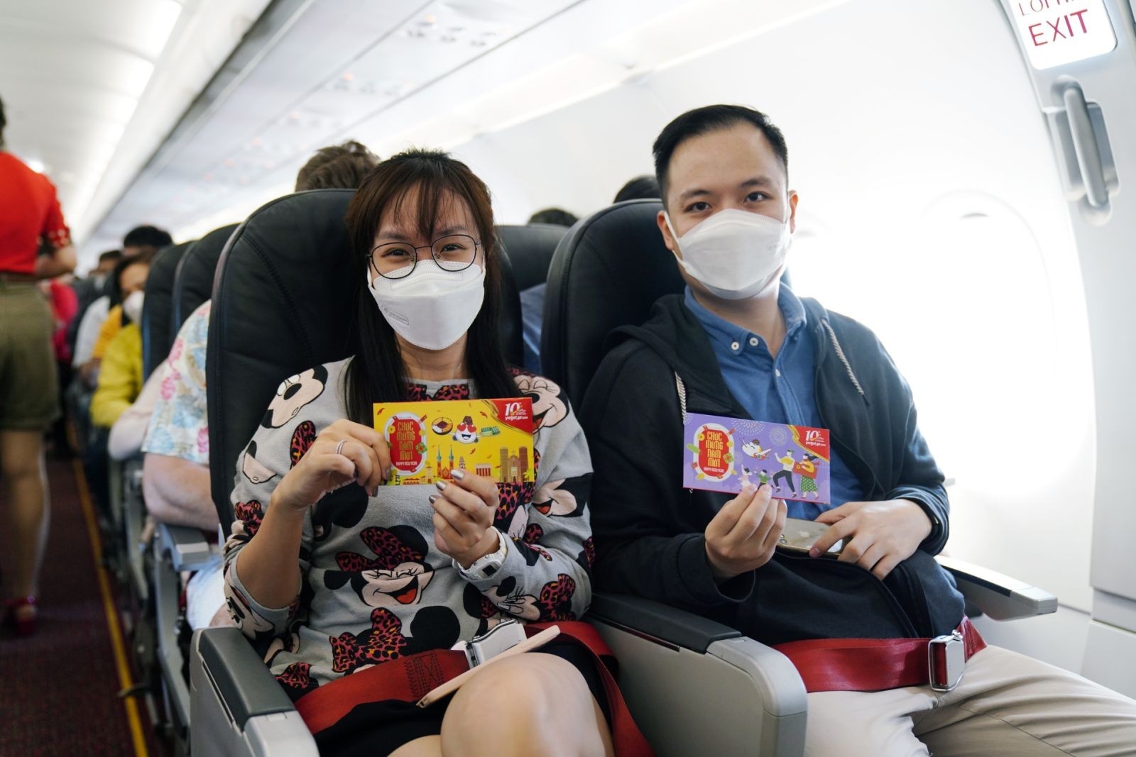 Vietjet li xi hanh khach tren chuyen bay dau nam hinh anh