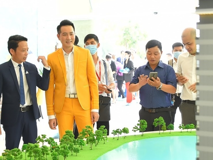 Ca si Phi Hung trai nghiem nha mau LDG Sky hinh anh