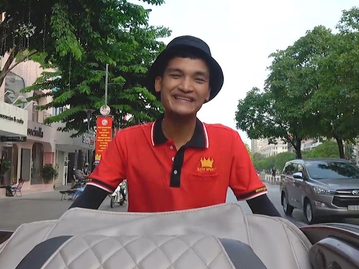 Video - Mac Van Khoa dap xich lo ghe massage hinh anh