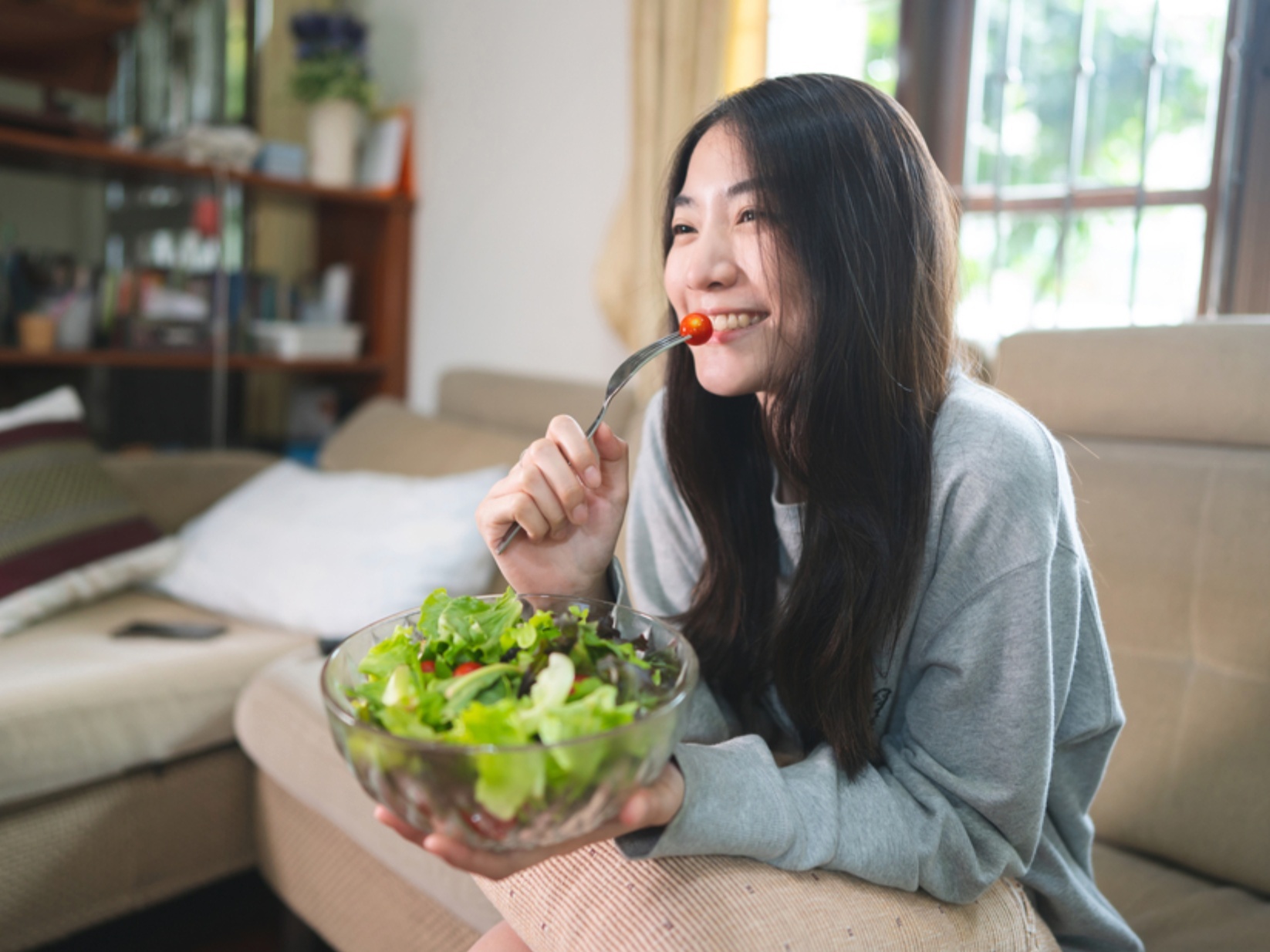 Song mot minh va nhung bai hoc duc rut trong giai doan gian cach hinh anh