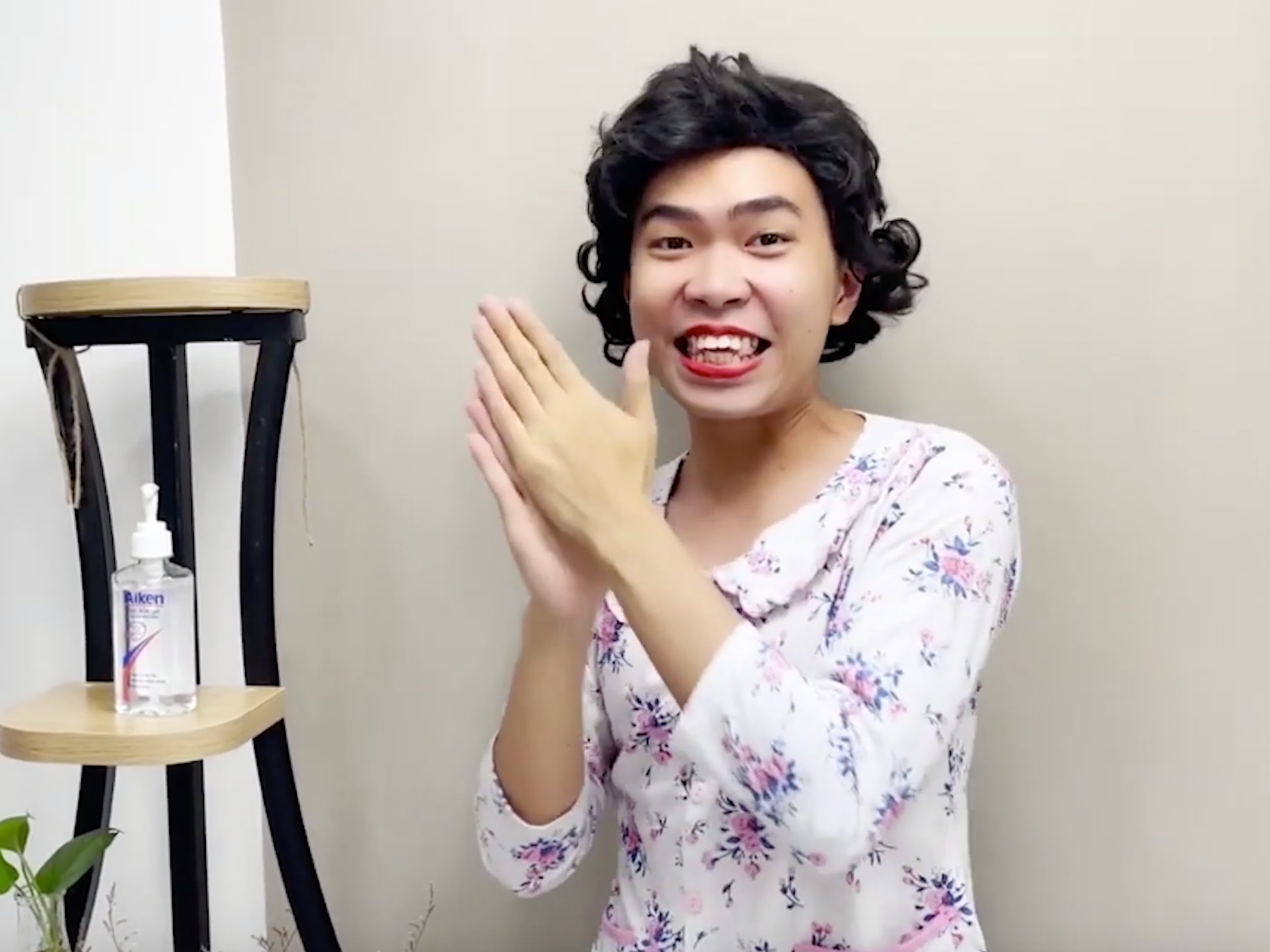 Video - Loi keu goi rua tay trong 'Gia dinh ca khia mua gian cach' hinh anh